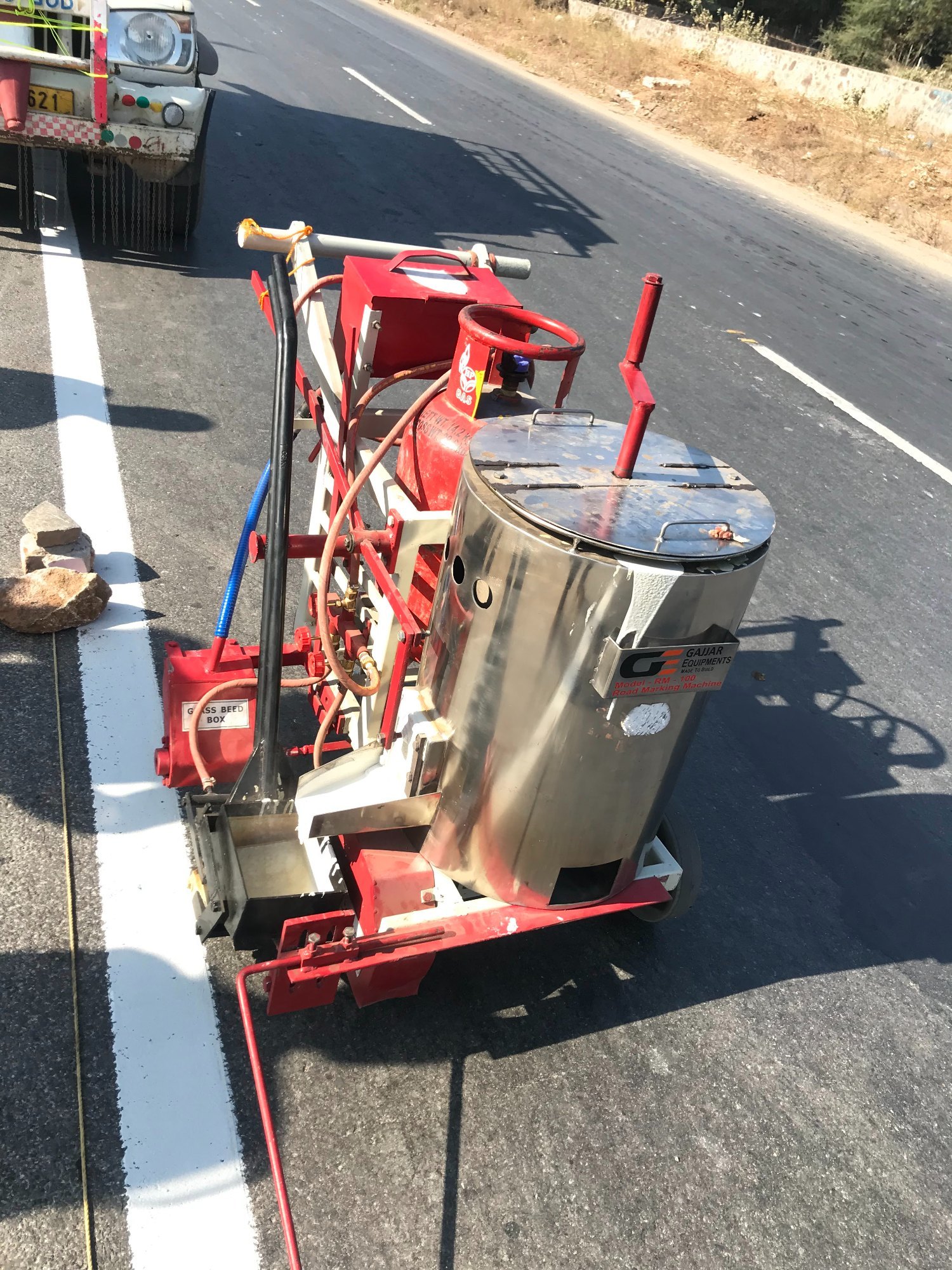 thermoplastic-road-marking-machine